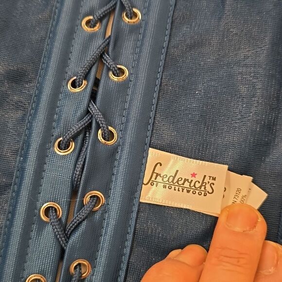 - FREDERICKS OF HOLLYWOOD LACE BROCADE/UNDERWEAR SET SIZE 36 - Picture 8 of 10